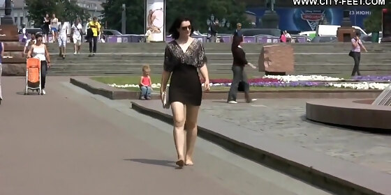 ukrainian girl barefoot