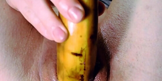 juicy pussy lips eat banana