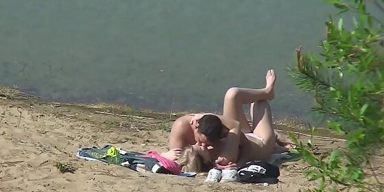 young pair likes pumping at the beach