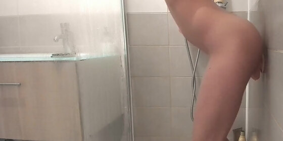 coquine franaise sous la douche