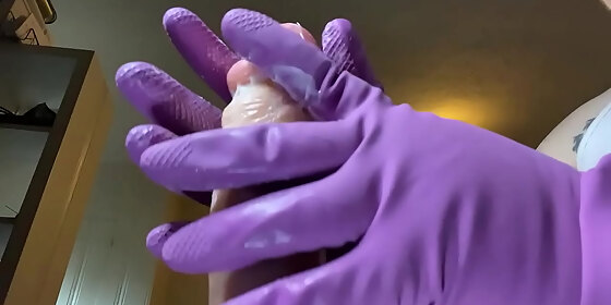 ariesbbw wears cleaning gloves