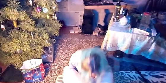 stepsister sucks under the christmas tree