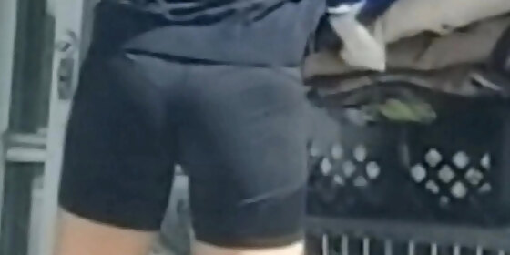 candid ass in shorts you can see her thong se le nota la tanga a esta morra