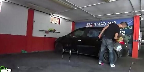 they are caught whilst this babe is slurping penis in the car wash san086