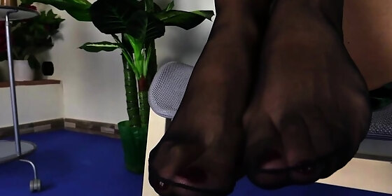 mistress alexya shows her nylon feet