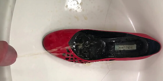 pissing shoes in bath