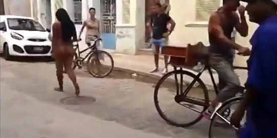 cubana desnuda en la calle